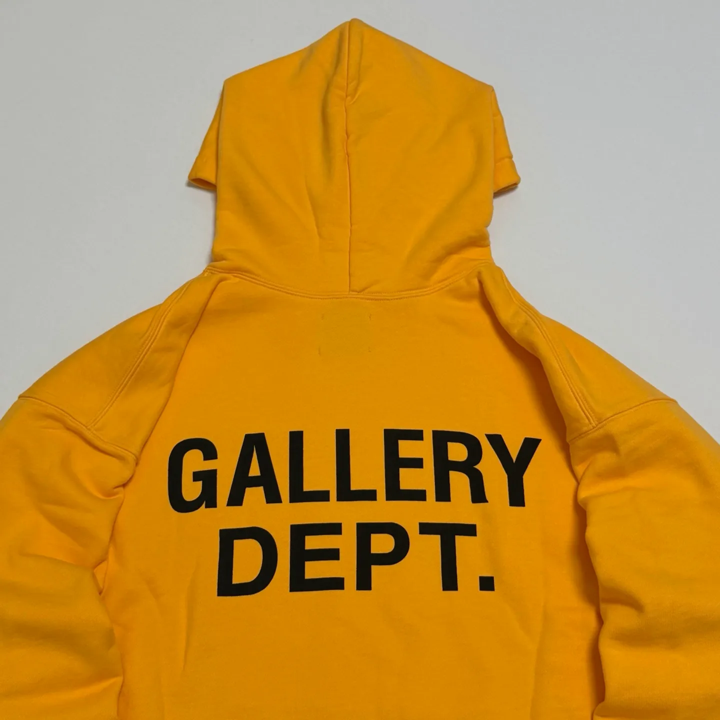 GALLERY DEPT. 90'S GD LOGO HOODIE 90's retro destruction yellow English hoodie Yellow S-XL Needs custom weaving and dyeing 500g high weight sweatshirt fabric Light fleece treatment on the inside Overall quite wide and comfortable Loose version Trendy and fashionable Same as the original version Water slurry non-touch printing process Original consistent hang tag with G LOGO hanging beads